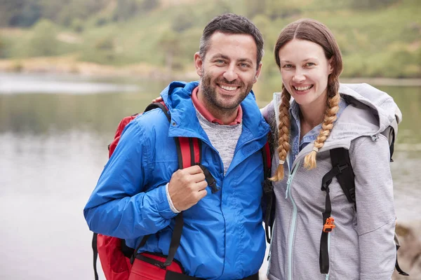 Jeune Couple Adulte Voyage Camping Debout Près Lac Regardant Caméra — Photo