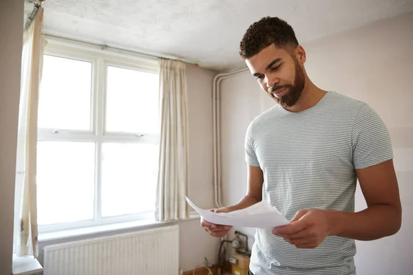 Mannelijke First Time Kopers Kijken Naar Huis Enquête Kamer Renoveren — Stockfoto