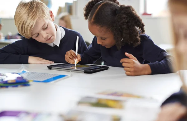 Estudante Usando Tablet Stylus Sentado Com Menino Uma Mesa Uma — Fotografia de Stock