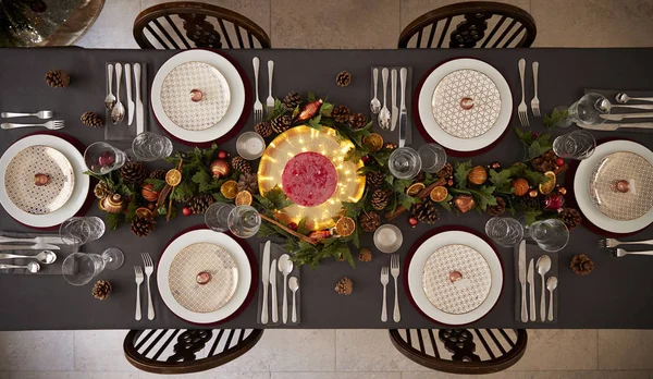 접시와 빨간색 테이블 보기에 싸구려 크리스마스 테이블 — 스톡 사진