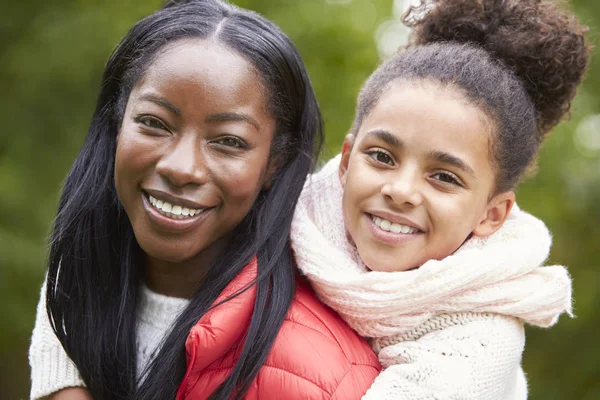 Jovem Mulher Negra Piggybacking Sua Filha Pré Adolescente Parque Ambos — Fotografia de Stock