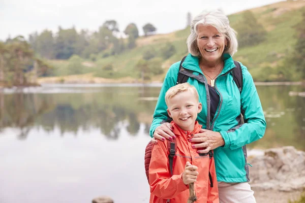 Mormor Och Barnbarn Står Tillsammans Nära Sjö Landskapet Leende Till — Stockfoto