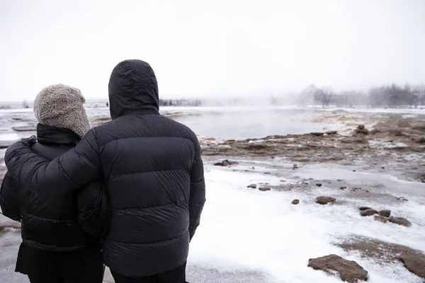 Vista Trasera Turistas Que Visitan Piscinas Geotérmicas Vapor Islandia — Foto de Stock