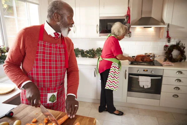Mature Black Couple Preparing Christmas Dinner Man Chopping Vegetables Foreground — Stock Photo, Image