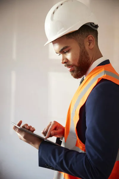 Surveyor Casco Duro Chaqueta Alta Visibilidad Con Tableta Digital Que —  Fotos de Stock