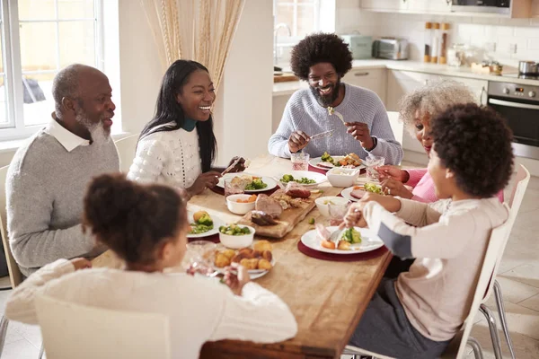 Flergenerations Blandad Ras Familj Äta Deras Söndagsmiddag Tillsammans Hemma Förhöjda — Stockfoto