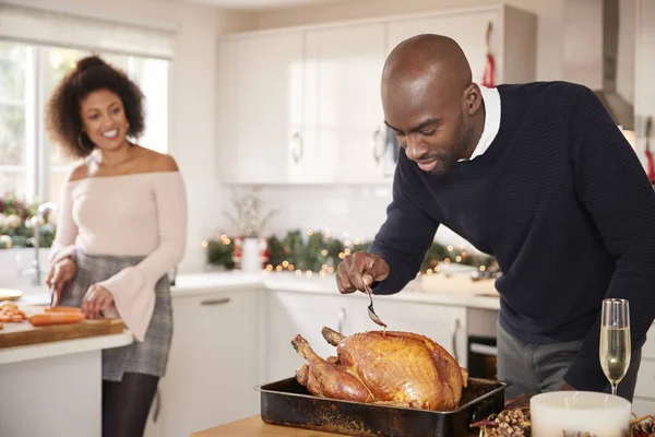 Pareja Adultos Jóvenes Raza Mixta Preparando Cena Navidad Juntos Casa — Foto de Stock