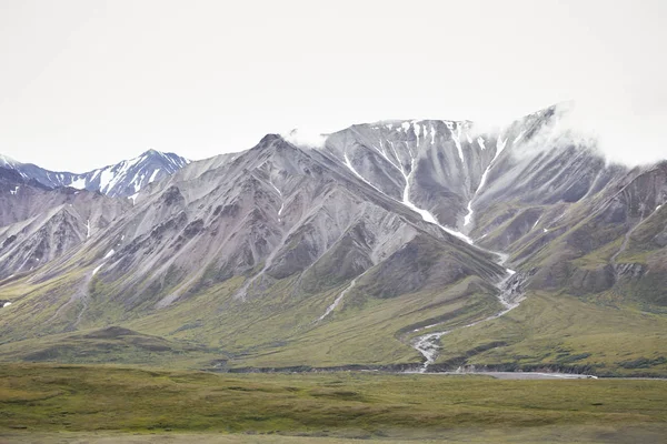Сухий Річка Ліжко Проходить Через Долину Між Красиві Гори Алясці — стокове фото