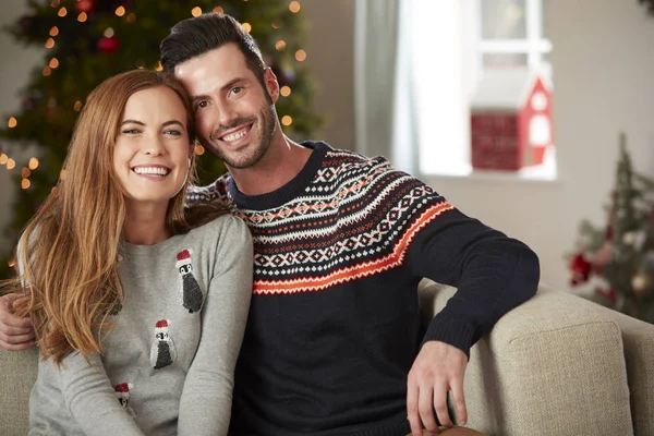 Retrato Una Pareja Vestida Con Saltadores Festivos Sentada Sofá Salón — Foto de Stock