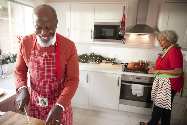 Volwassen Zwarte Paar Kerstdiner Man Hakken Van Groenten Voorgrond Voorbereiding — Stockfoto