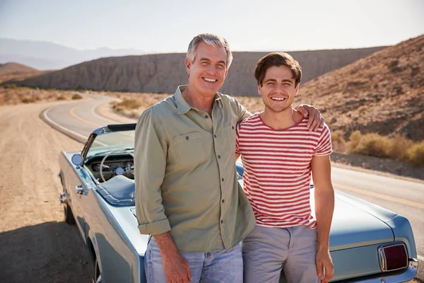 Father Adult Son Road Trip Standing Car — Stock Photo, Image