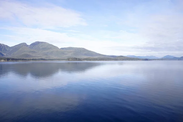 Mooi Landschap Met Meer Omgeven Door Bergen Bos Alaska — Stockfoto