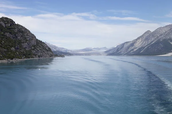 美丽的风景与湖泊环绕着山脉和森林在阿拉斯加 — 图库照片