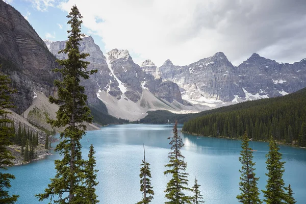 Hermoso Lago Tranquilo Alaska Rodeado Montañas Bosques —  Fotos de Stock