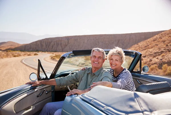 Senior Couple Smiling Camera Parked Open Top Car — Stock Photo, Image