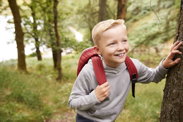 Pre Teen Jongen Nemen Van Een Pauze Leunend Een Boom — Stockfoto