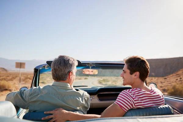 Pai Filho Adulto Viagem Carro Open Top Vista Traseira — Fotografia de Stock