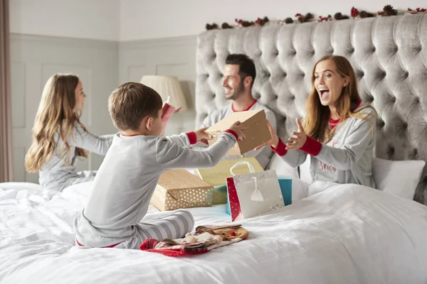 Батьки Відкривають Подарунки Від Дітей Сидячи Ліжку Обмін Подарунками Різдво — стокове фото