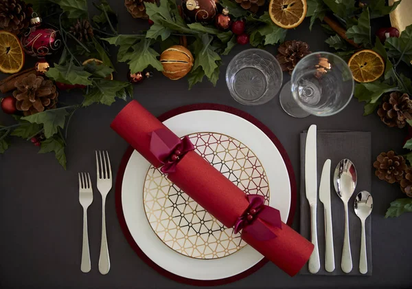 Cenário Mesa Natal Com Cracker Natal Vermelho Organizado Uma Placa — Fotografia de Stock