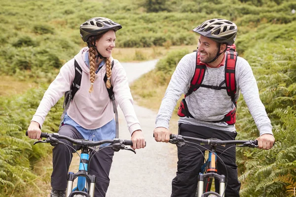 Jovem Casal Adulto Andar Bicicleta Montanha Uma Pista Campo Olhando — Fotografia de Stock