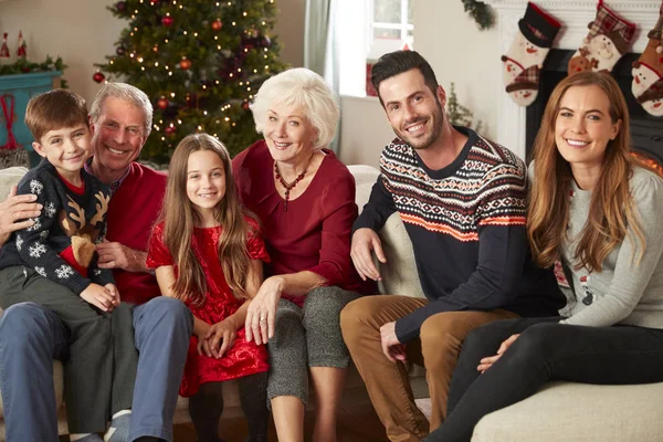 Retrato Familia Varias Generaciones Sentada Sofá Salón Casa Día Navidad — Foto de Stock