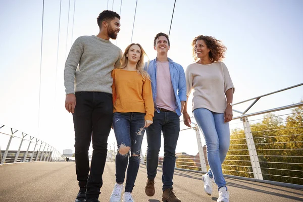 Grupo Jóvenes Amigos Caminando Juntos Por Puente Ciudad —  Fotos de Stock