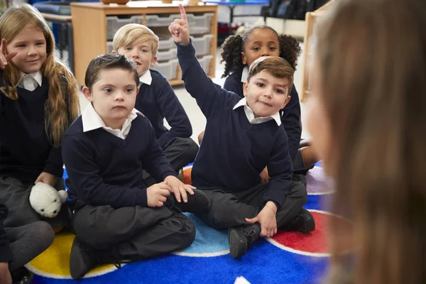 View Female Teacher Shoulder Primary School Kids Sitting Floor Classroom — стоковое фото