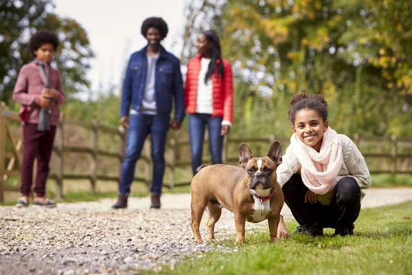 Ragazza Razza Mista Accovacciato Accarezzare Suo Cane Durante Una Passeggiata — Foto Stock