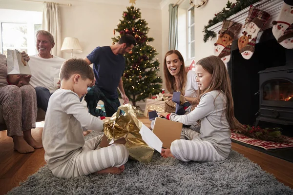 Три Поколения Семьи Носить Пижамы Гостиной Дому Открытие Подарков Рождество — стоковое фото