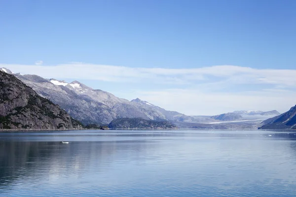 Belo Lago Tranquilo Alasca Cercado Por Montanhas Florestas — Fotografia de Stock