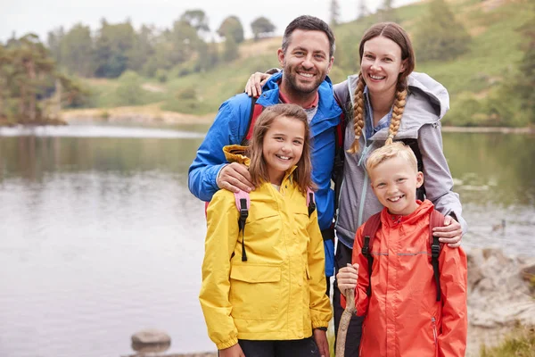 Família Jovem Margem Lago Campo Olhando Para Câmera Sorrindo Lake — Fotografia de Stock