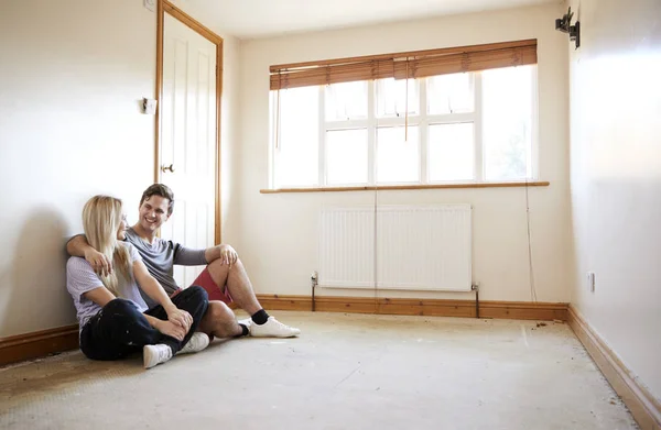 Couple Assis Sur Plancher Dans Pièce Vide Nouvelle Conception Maison — Photo