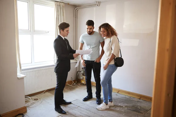 Couple Achetant Maison Pour Première Fois Regardant Enquête Avec Agent — Photo