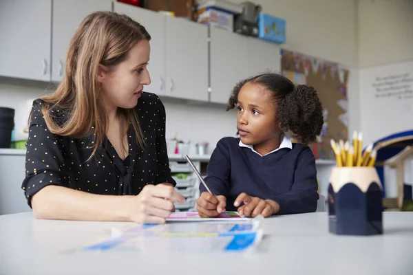 Jeune Enseignante Primaire Travaillant Tête Tête Avec Une Écolière Table — Photo