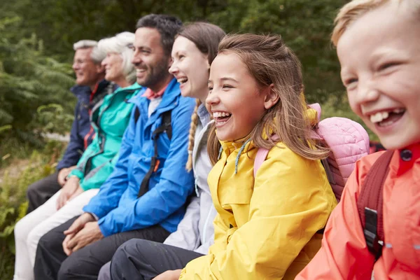 Sidovy Flergenerations Familj Som Beundrar Utsikten Sitter Tillsammans Stranden Sjö — Stockfoto