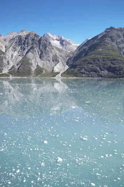 アラスカの背景の山々 と湖面に浮かぶ氷 — ストック写真