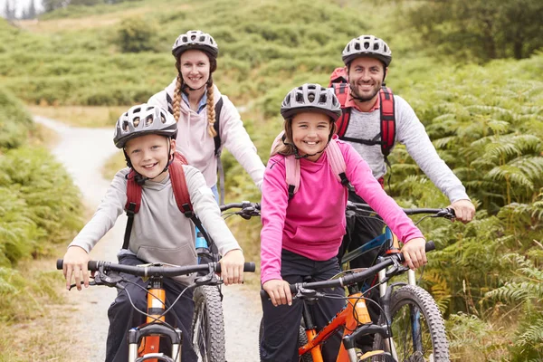 Ritratto Genitori Bambini Seduti Mountain Bike Una Stradina Campagna Durante — Foto Stock