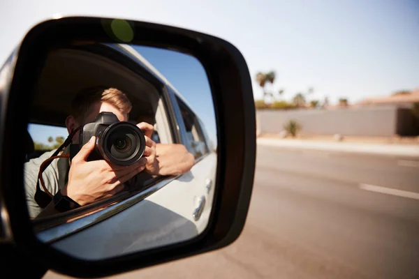 Arabada Fotoğraf Çeken Genç Adam Kanat Aynasında Görüldü — Stok fotoğraf
