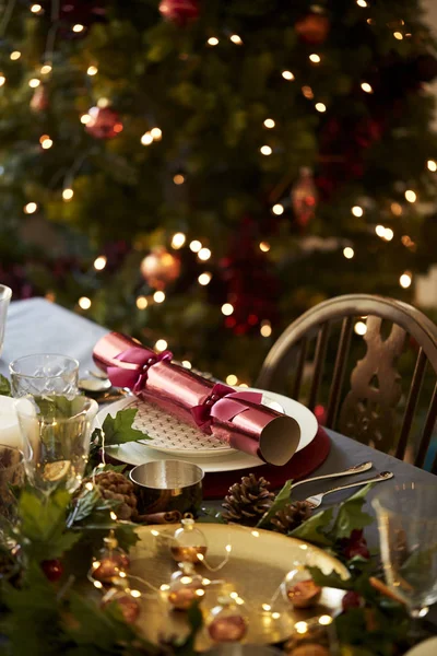 Noel Tablo Ayarını Bir Noel Fişeği Üzerinde Plaka Masa Süslemeleri — Stok fotoğraf