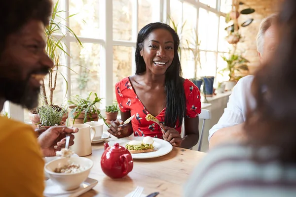 Ευτυχισμένη Νεαρή Μαύρη Γυναίκα Τρώει Πρόγευμα Τους Φίλους Ένα Καφέ — Φωτογραφία Αρχείου