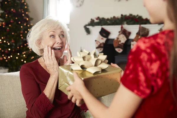 Opgewonden Oma Ontvangst Kerstcadeau Van Kleindochter Thuis — Stockfoto