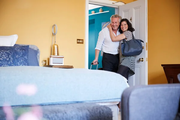 Paar Mittleren Alters Umarmt Sich Der Tür Eines Hotelzimmers — Stockfoto
