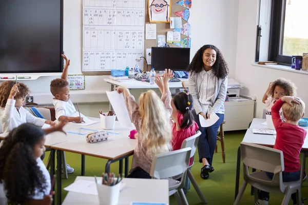 Maestra Escuela Infantil Joven Sentada Una Silla Frente Niños Una — Foto de Stock