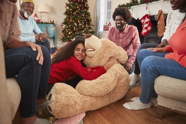 巨大なテディベアで遊んでいる子供たちの負担一緒にクリスマスの日に 多世代家族の集い — ストック写真