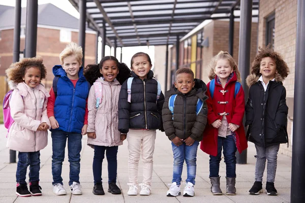 Een Groep Glimlachende Jonge Multi Etnische Schoolkinderen Dragen Jassen Dragen — Stockfoto