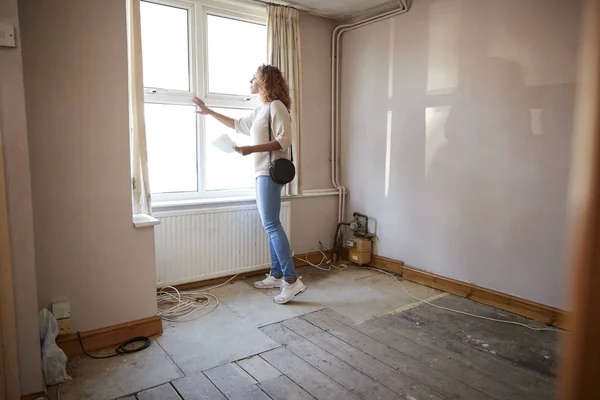 女性初めての改装された部屋で家屋調査を見てバイヤー — ストック写真