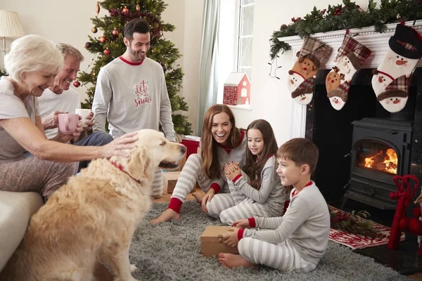 Drie Generatie Familie Dragend Pyjama Lounge Home Opening Geschenken Eerste — Stockfoto