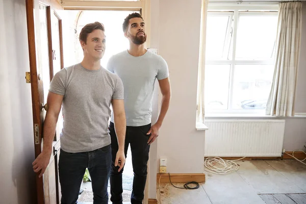 Emocionado Casal Masculino Abertura Porta Frente Nova Casa — Fotografia de Stock