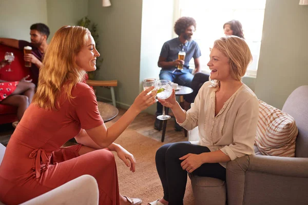 Dos Amigas Hablando Haciendo Brindis Pub — Foto de Stock