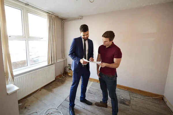Hombre Primera Vez Comprador Mirando Casa Encuesta Con Agente Inmobiliario —  Fotos de Stock
